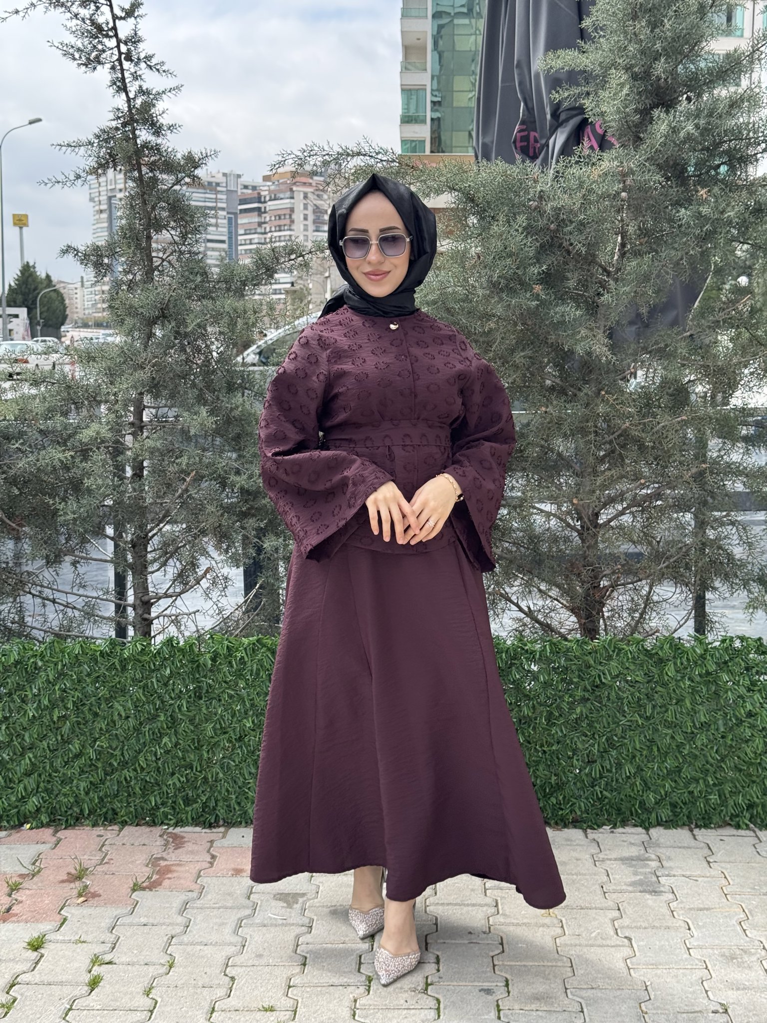 PARAŞÜT KUMAŞ ÜSTÜ KABARTMA DETAY ETEKLİ TAKIM resmi